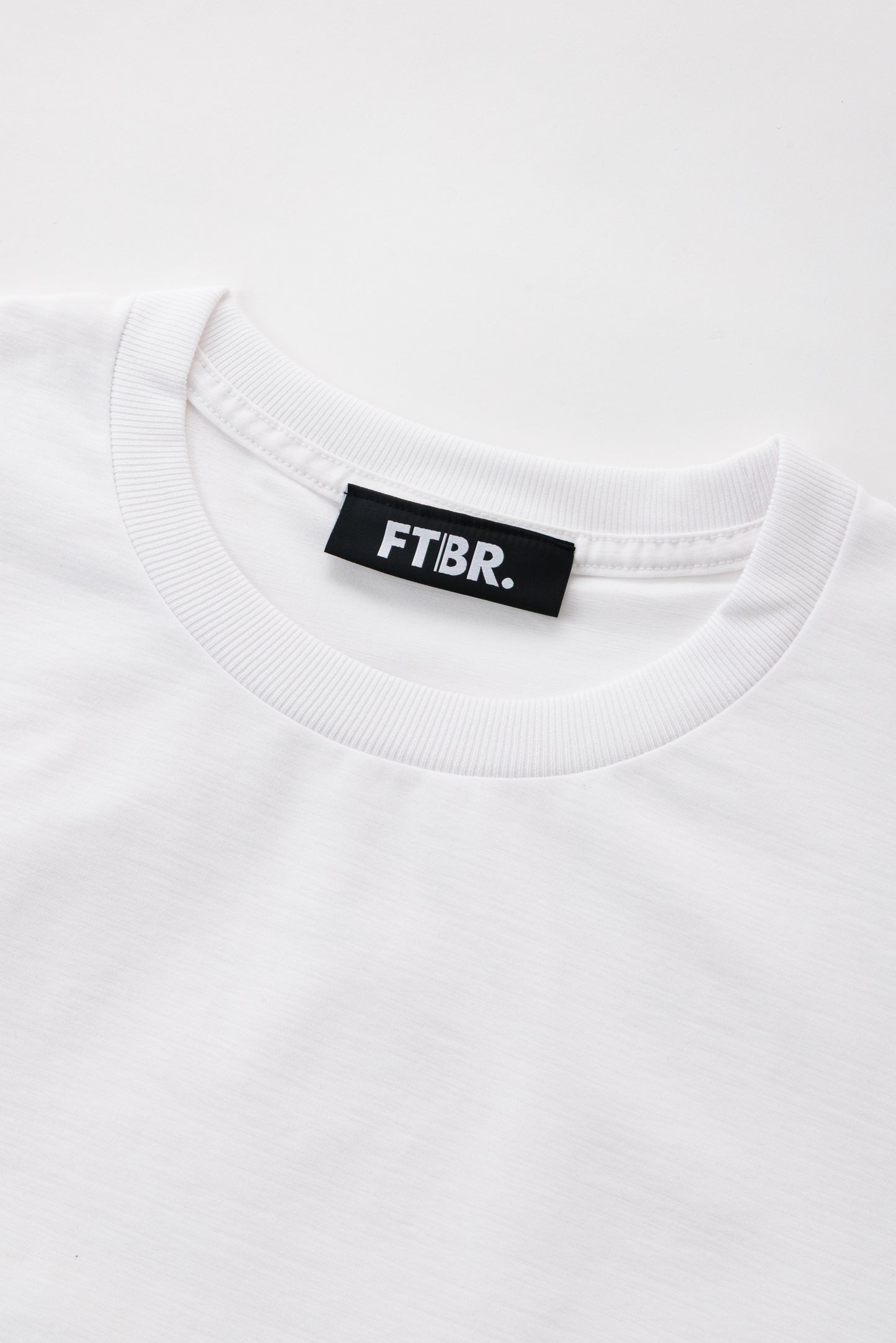 FTBR. SMALL LOGO DRY STRETCH TEE / WHITE