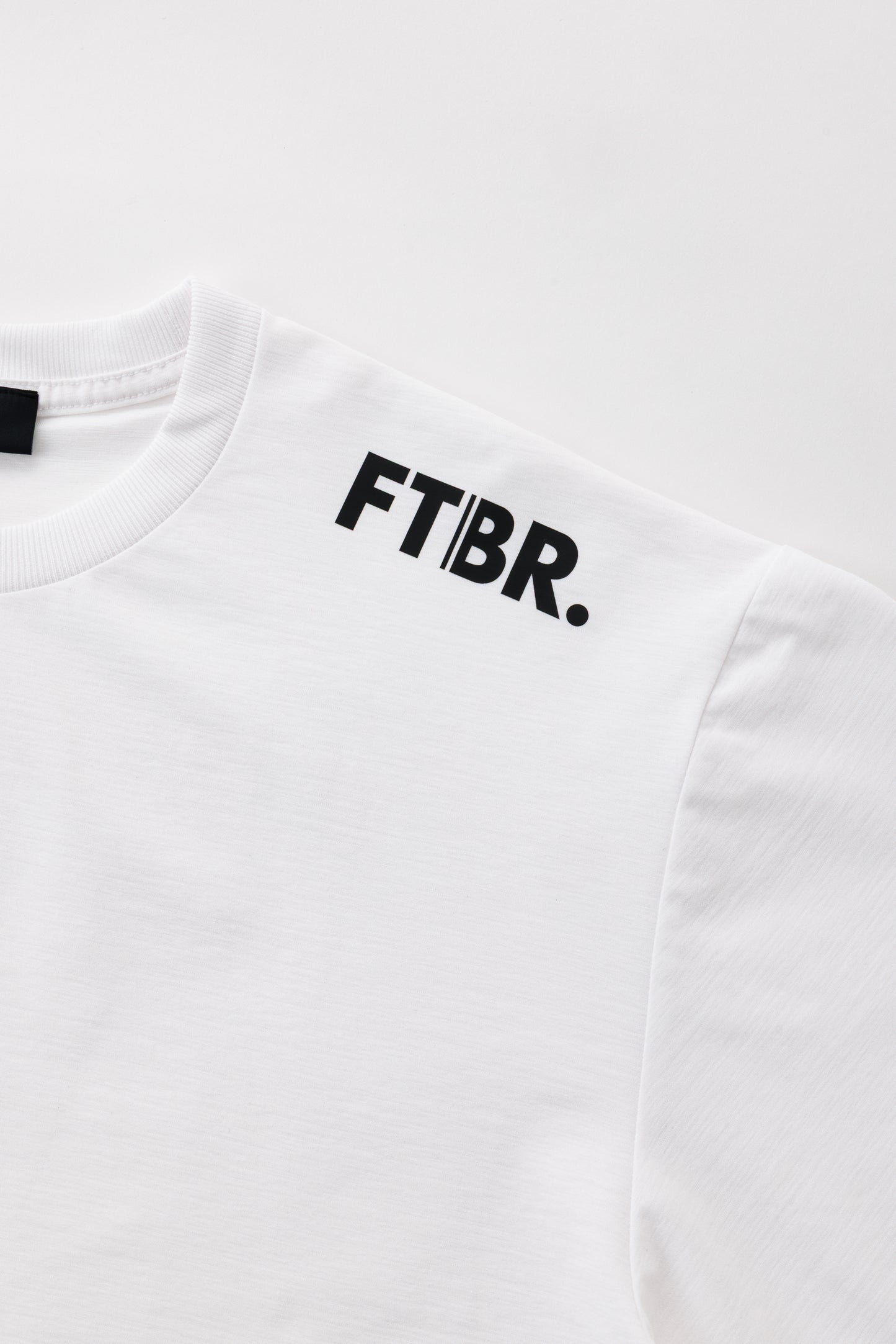 FTBR. SMALL LOGO DRY STRETCH TEE / WHITE